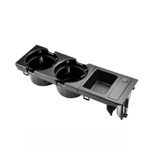 BMW E46 mukiteline pitää juoman paikallaan kaarteissa
Kahvimuki turvallisesti BMW E46 mukitelineessä ajon aikana