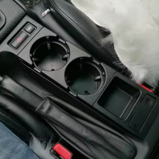 Kahvimuki turvallisesti BMW E46 mukitelineessä ajon aikana

BMW E46 mukiteline pitää juoman paikallaan kaarteissa

