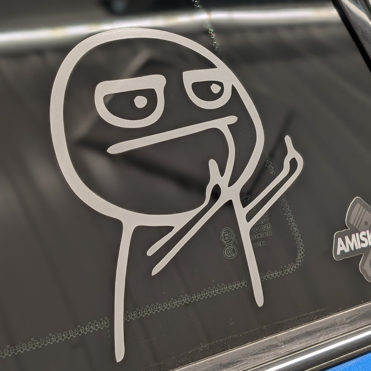 tupla keskari tarra valkoinen